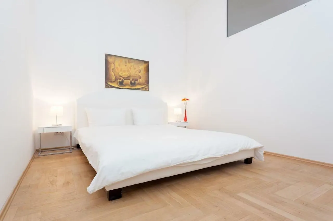 Labyrinth Daire Berlin 0*,  Almanya