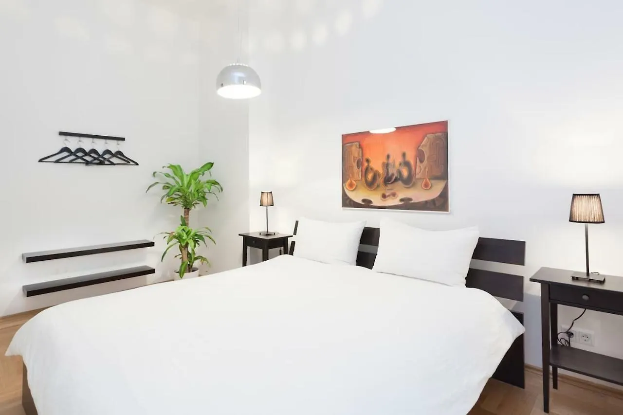 Labyrinth Daire Berlin 0*,